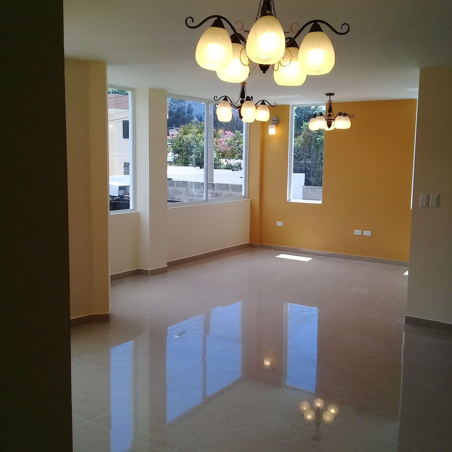 Salón comedor con candelabros y pisos pulidos terminado