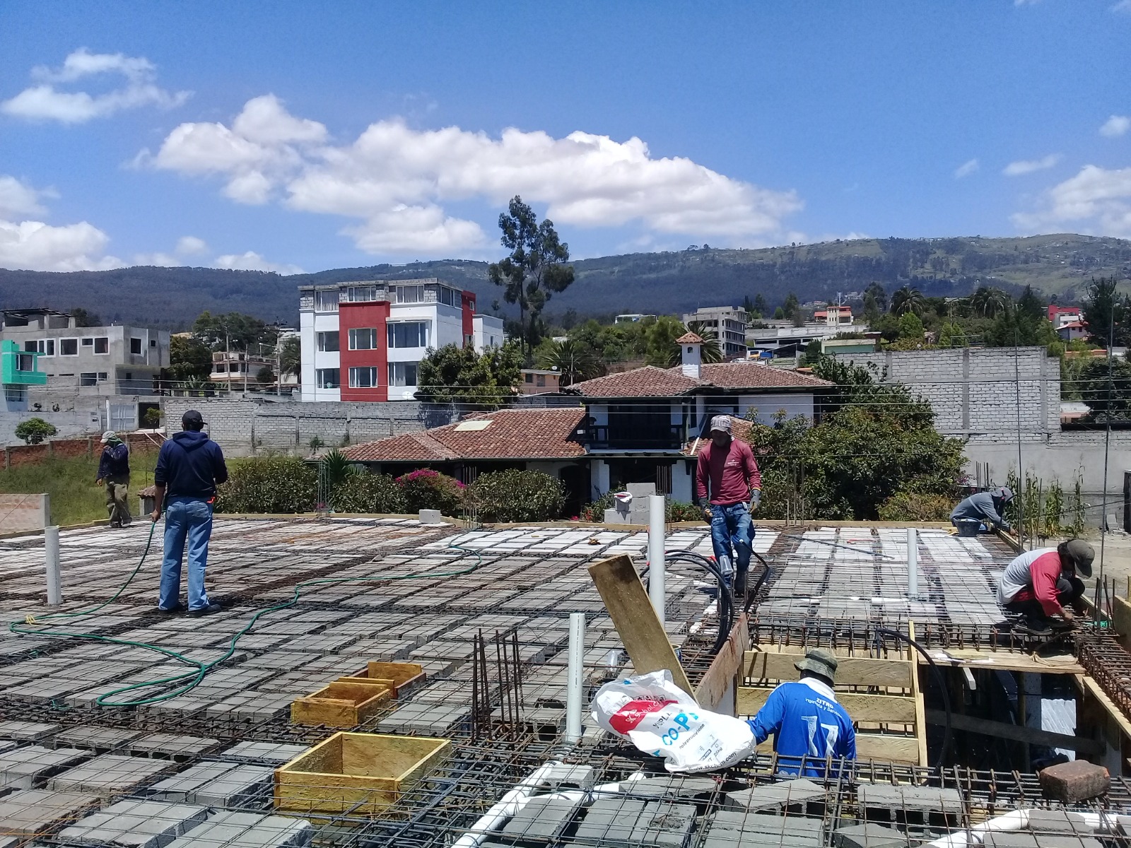 Cocina con encimera de granito y acabados modernos